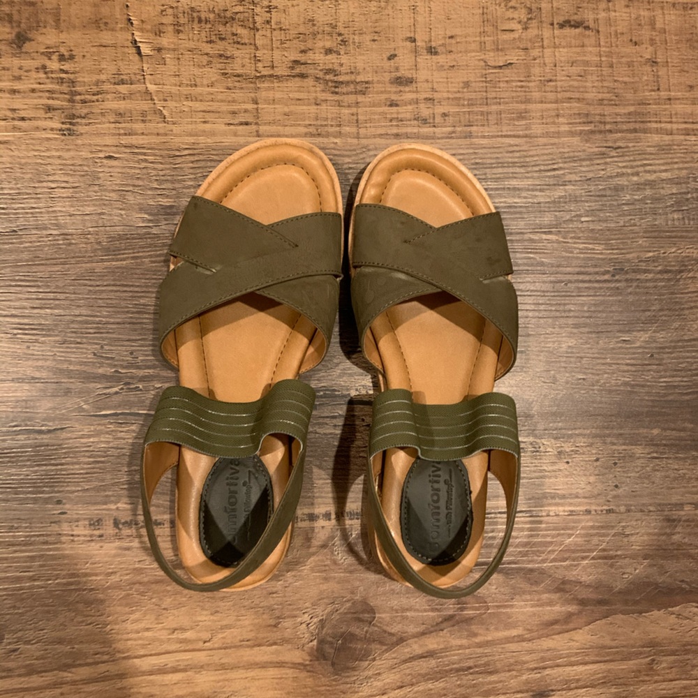 Comfortiva sandals size 9 olive green